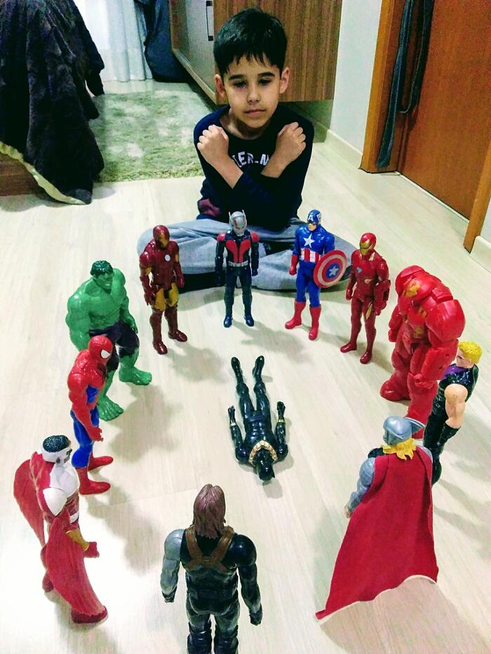 Bambini da tutto il mondo rendono omaggio a Chadwick Boseman con gli action figure Bambini da tutto il mondo rendono omaggio a Chadwick Boseman con gli action figure