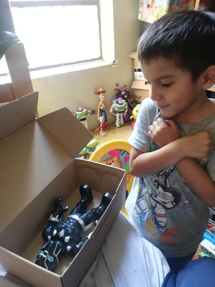 Bambini da tutto il mondo rendono omaggio a Chadwick Boseman con gli action figure Bambini da tutto il mondo rendono omaggio a Chadwick Boseman con gli action figure