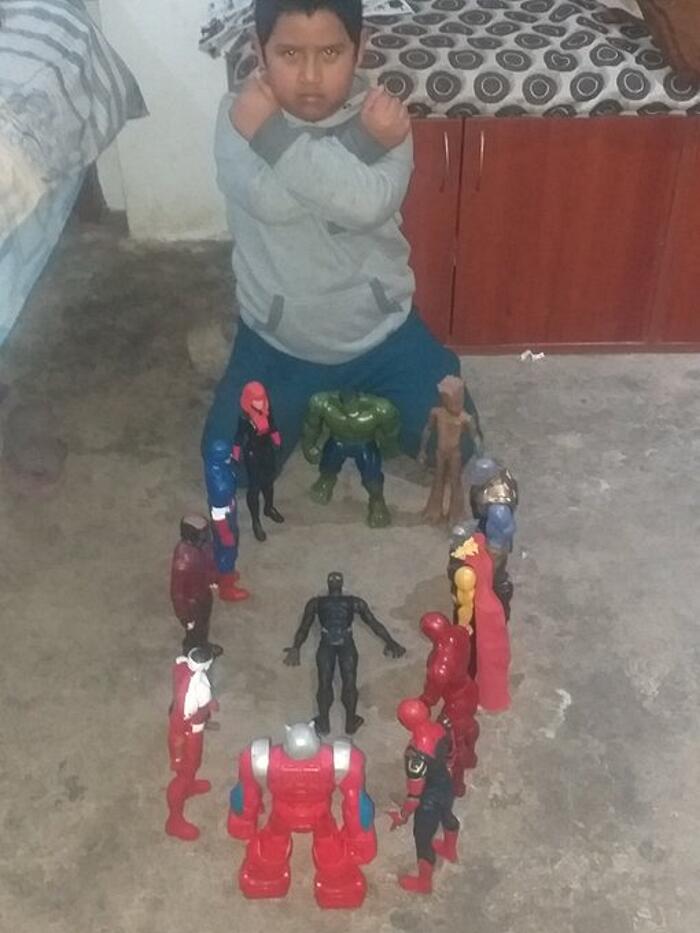 Bambini da tutto il mondo rendono omaggio a Chadwick Boseman con gli action figure Bambini da tutto il mondo rendono omaggio a Chadwick Boseman con gli action figure