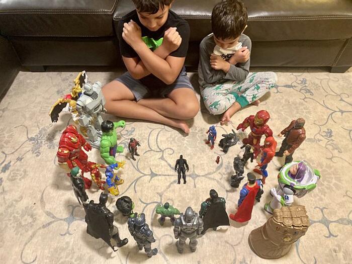 Bambini da tutto il mondo rendono omaggio a Chadwick Boseman con gli action figure Bambini da tutto il mondo rendono omaggio a Chadwick Boseman con gli action figure