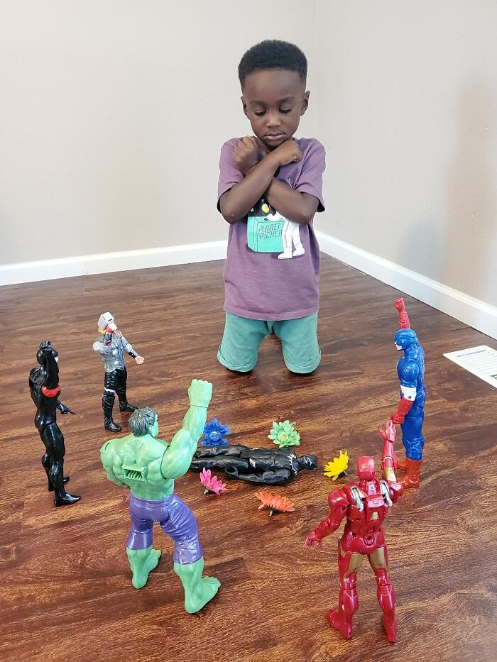 Bambini da tutto il mondo rendono omaggio a Chadwick Boseman con gli action figure Bambini da tutto il mondo rendono omaggio a Chadwick Boseman con gli action figure