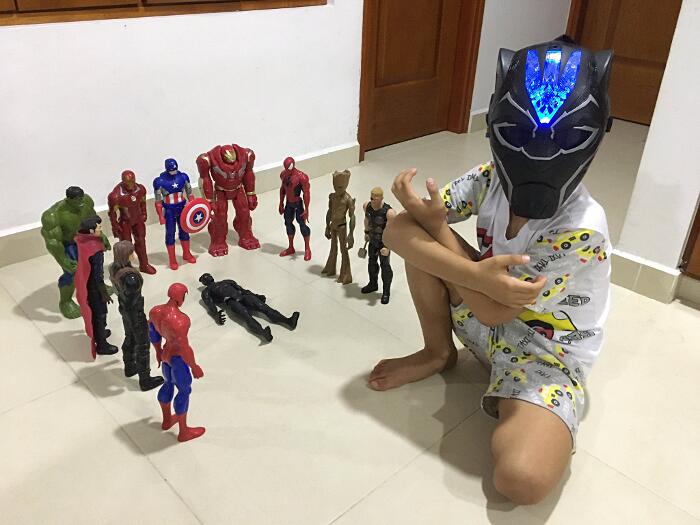 Bambini da tutto il mondo rendono omaggio a Chadwick Boseman con gli action figure Bambini da tutto il mondo rendono omaggio a Chadwick Boseman con gli action figure