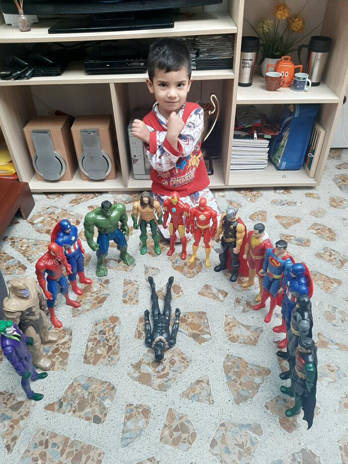 Bambini da tutto il mondo rendono omaggio a Chadwick Boseman con gli action figure Bambini da tutto il mondo rendono omaggio a Chadwick Boseman con gli action figure