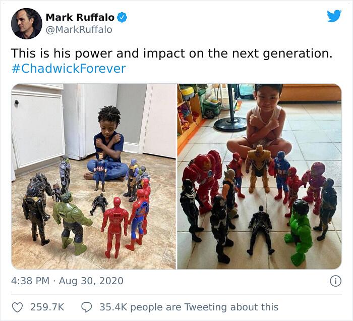 Bambini da tutto il mondo rendono omaggio a Chadwick Boseman con gli action figure Bambini da tutto il mondo rendono omaggio a Chadwick Boseman con gli action figure