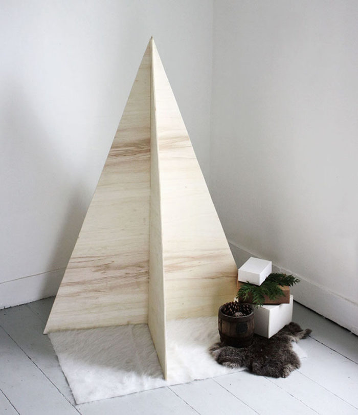 L'albero perfetto per chi ama lo stile minimal: bastano due tavole di compensato ed un seghetto L'albero perfetto per chi ama lo stile minimal: bastano due tavole di compensato ed un seghetto