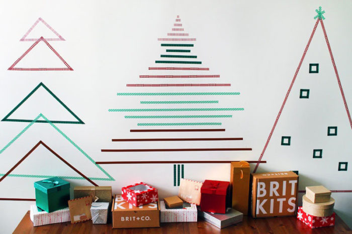 Alberi realizzati con strisce di nastro washi, un modo semplice per creare l'albero di Natale sulle vostre pareti Alberi realizzati con strisce di nastro washi, un modo semplice per creare l'albero di Natale sulle vostre pareti