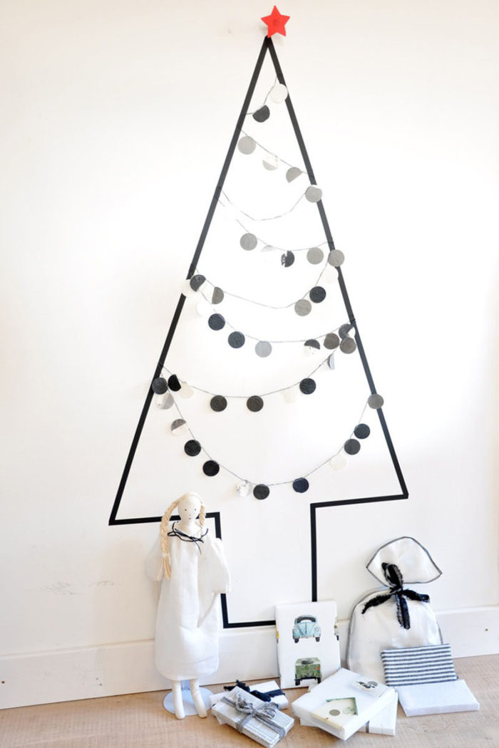 Un albero di Natale fatto con nastro adesivo da decorare come si preferisce Un albero di Natale fatto con nastro adesivo da decorare come si preferisce
