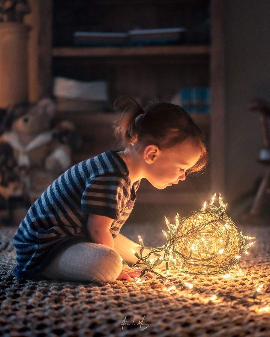 Toccanti fotografie di neonati rannicchiati in stampi della pancia