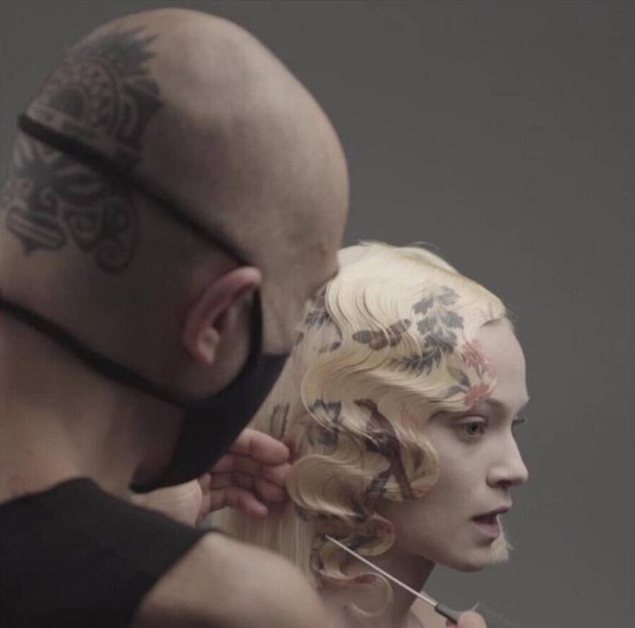 Impresión fotográfica en el cabello de Alex Ferrer