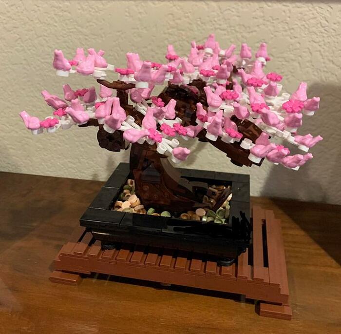 In questo bonsai fatto con i LEGO i fiori di ciliegio sono stati  rappresentati con piccole rane rosa - Keblog