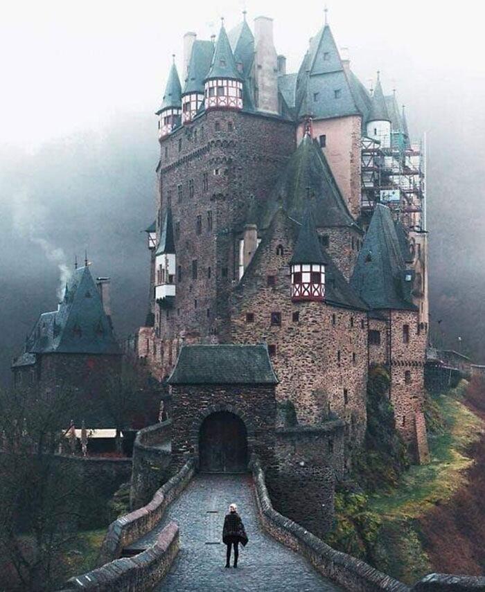Il castello di Eltz si trova a Wierschem, in Germania, e appartiene alla stessa famiglia da oltre 850 anni... Il castello di Eltz si trova a Wierschem, in Germania, e appartiene alla stessa famiglia da oltre 850 anni...