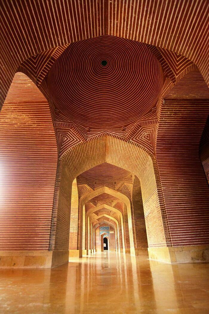 La moschea Shah Jahan del XVII secolo in Pakistan, notevole per la sua lavorazione geometrica in mattoni La moschea Shah Jahan del XVII secolo in Pakistan, notevole per la sua lavorazione geometrica in mattoni
