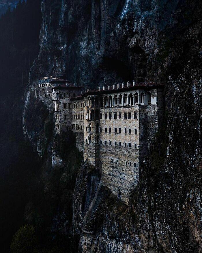 Monastero di Sumela, un monastero greco-ortodosso originariamente fondato intorno al 386 d.C. costruito in una ripida scogliera a un'altitudine di 1200 metri, provincia di Trabzon, Turchia Monastero di Sumela, un monastero greco-ortodosso originariamente fondato intorno al 386 d.C. costruito in una ripida scogliera a un'altitudine di 1200 metri, provincia di Trabzon, Turchia