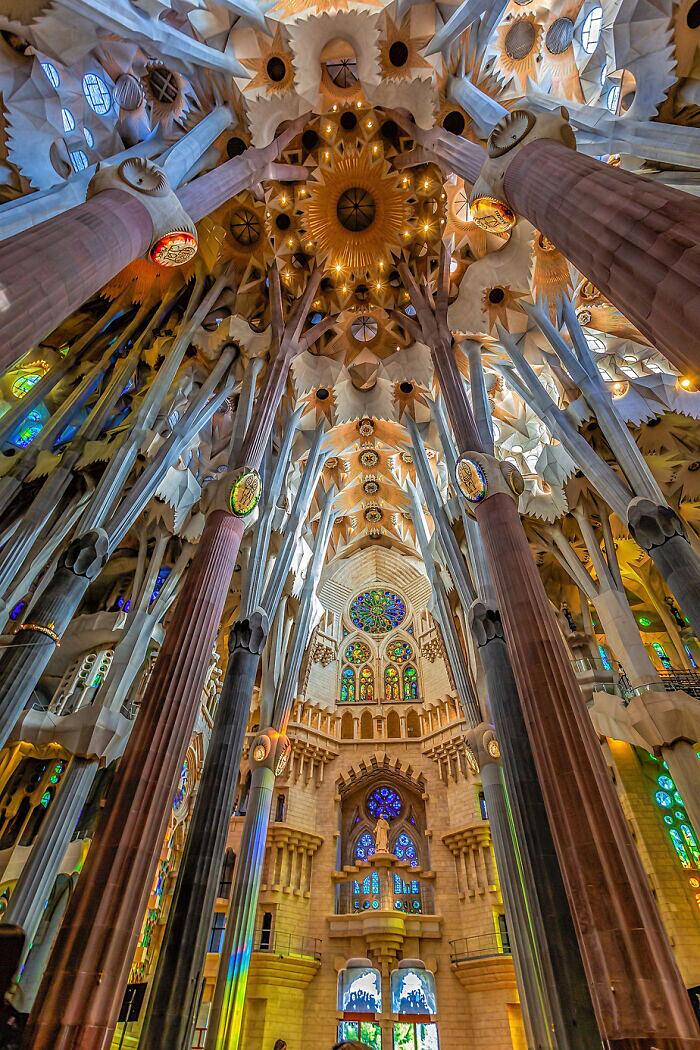 L'interno della Sagrada Família di Barcellona, progettato da Antoni Gaudí. La costruzione, iniziata nel 1882, non è ancora terminata. Dovrebbe essere completata entro il 2026, giusto in tempo per il centesimo anniversario della morte di Gaudí L'interno della Sagrada Família di Barcellona, progettato da Antoni Gaudí. La costruzione, iniziata nel 1882, non è ancora terminata. Dovrebbe essere completata entro il 2026, giusto in tempo per il centesimo anniversario della morte di Gaudí