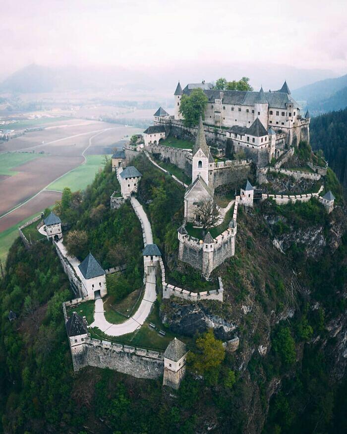 Burg Hochosterwitz, un castello costruito su una roccia calcarea menzionato per la prima volta in un testo nell'860 e continuamente fortificato fino al XVI secolo. Ancora di proprietà della nobile famiglia Khevenhüller dopo l'acquisizione nel 1571. Carinzia, Austria Burg Hochosterwitz, un castello costruito su una roccia calcarea menzionato per la prima volta in un testo nell'860 e continuamente fortificato fino al XVI secolo. Ancora di proprietà della nobile famiglia Khevenhüller dopo l'acquisizione nel 1571. Carinzia, Austria