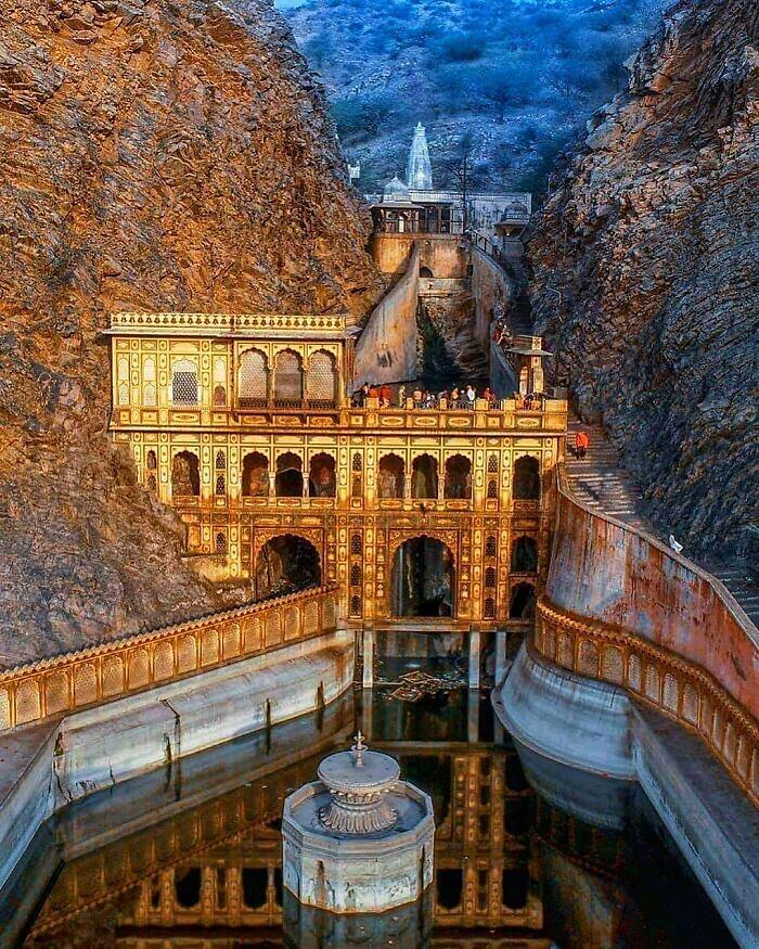 Tempio Indù Galtaji Situato nelle Colline Aravalli a Jaipur In India. Il complesso del tempio ha molte sorgenti naturali di acqua dolce Tempio Indù Galtaji Situato nelle Colline Aravalli a Jaipur In India. Il complesso del tempio ha molte sorgenti naturali di acqua dolce