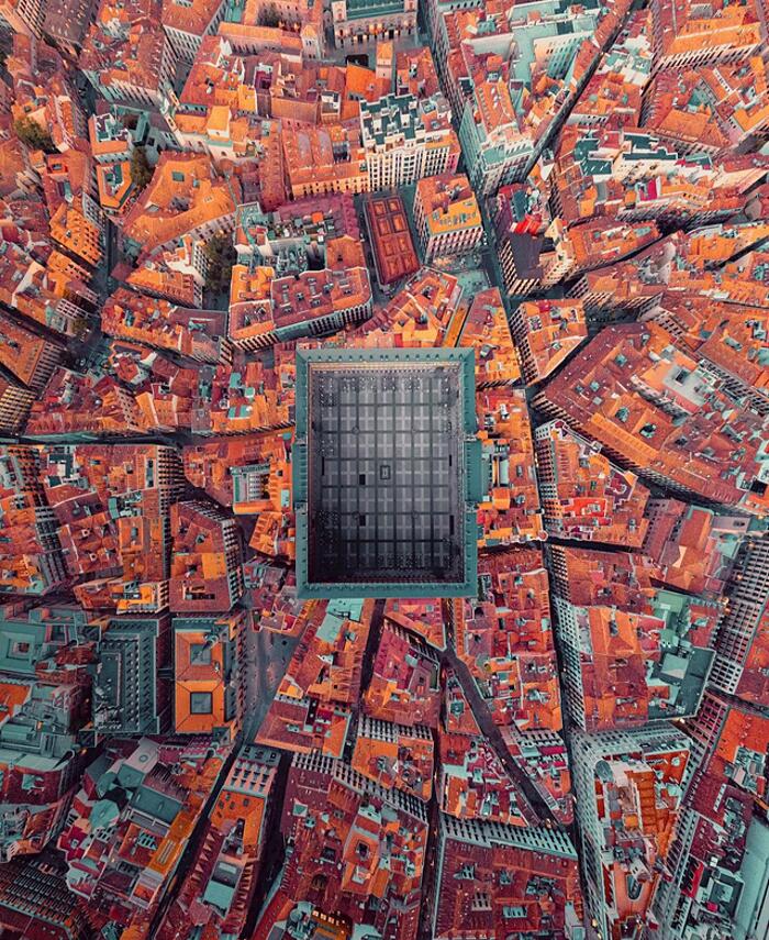 Risalente al XV secolo, Plaza Mayor è un importante spazio pubblico nel cuore di Madrid, la capitale della Spagna Risalente al XV secolo, Plaza Mayor è un importante spazio pubblico nel cuore di Madrid, la capitale della Spagna