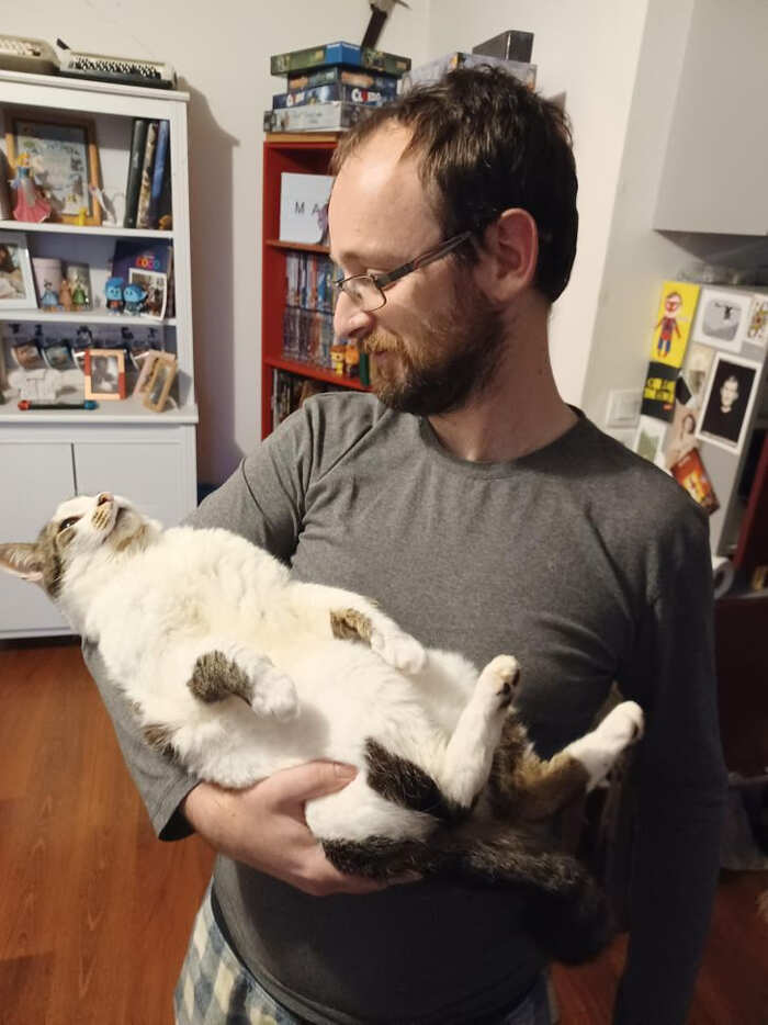 Oggi ho fatto questa foto al mio ragazzo e al mio gatto e da allora non abbiamo più smesso di ridere Oggi ho fatto questa foto al mio ragazzo e al mio gatto e da allora non abbiamo più smesso di ridere