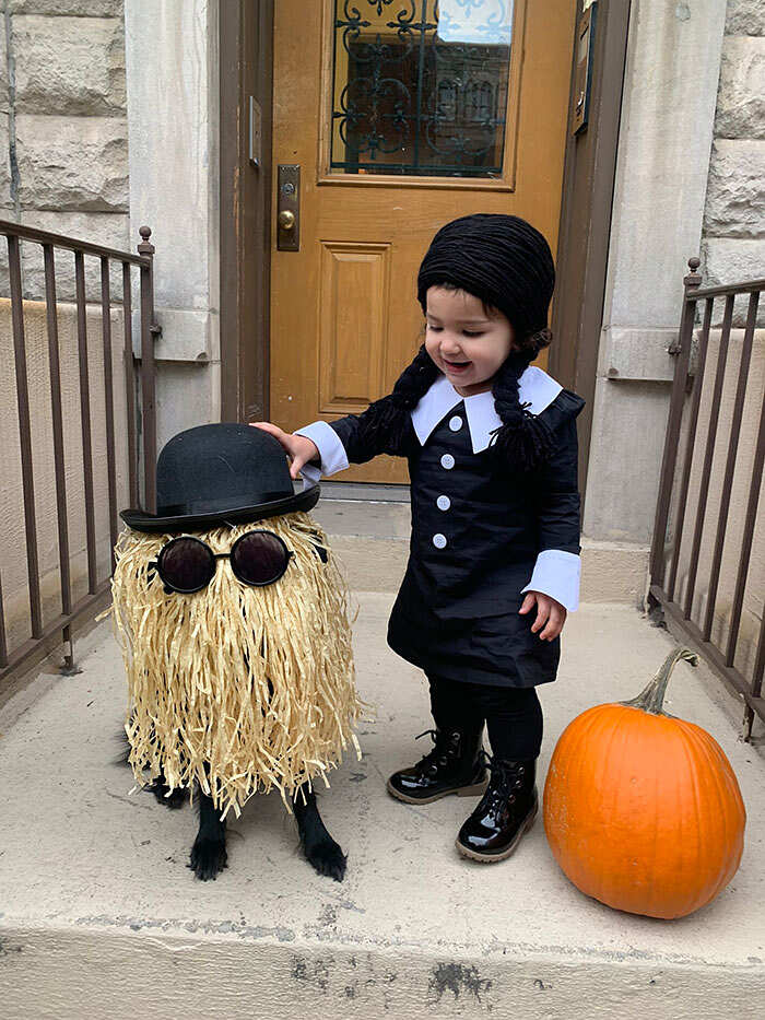 Ritratto di bambina con costume mercoledì addams durante halloween