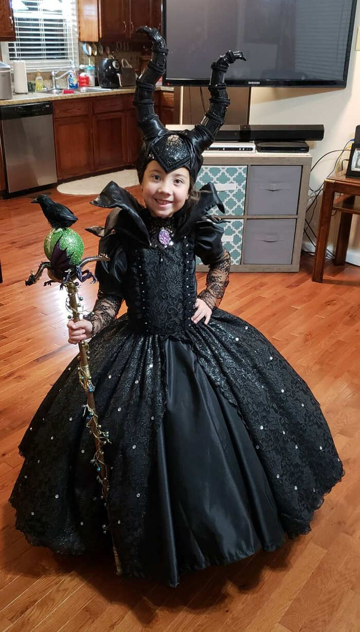 Il costume da Malefica di mia figlia realizzato da mia moglie e